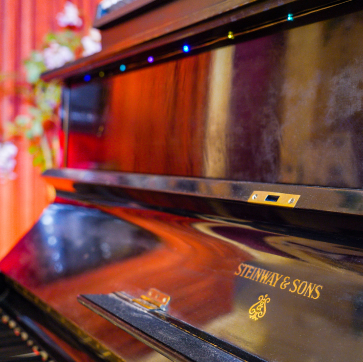 Låtskrivande vid Steinway-piano i Sonika Studio, Stockholm