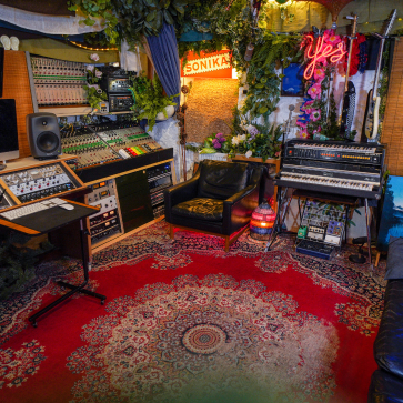 Musikproduktion i Sonika Studio, musikstudio på Södermalm i Stockholm, med mixerbord och instrument