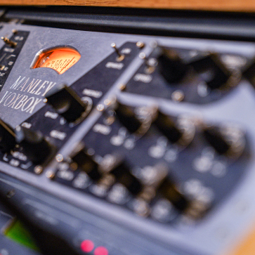 Vocal recording at a Stockholm recording studio in Södermalm: vocal chain with tube preamp and optical compressor